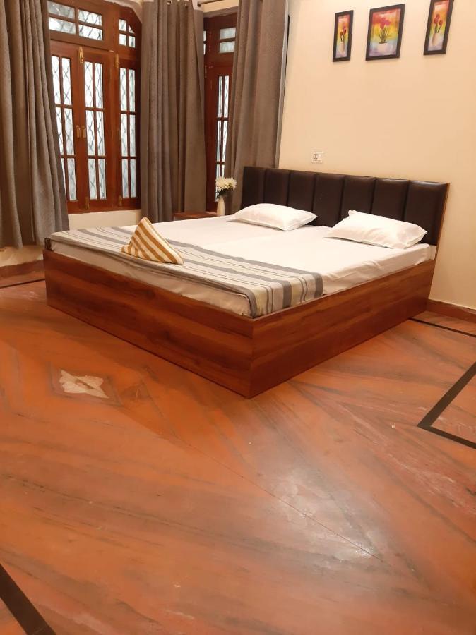 Paarijaat Homestay & Guesthouse Ayodhya エクステリア 写真