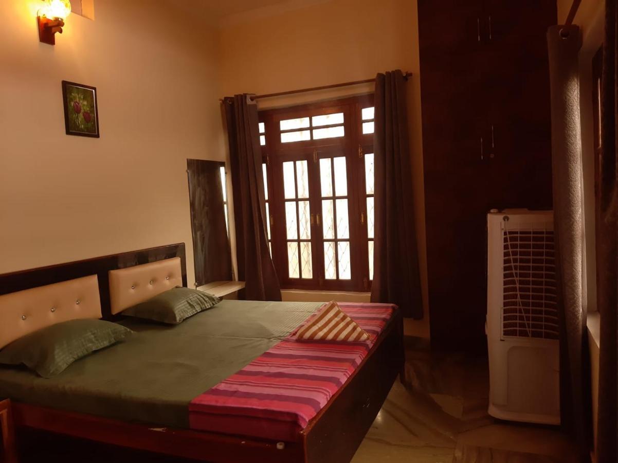 Paarijaat Homestay & Guesthouse Ayodhya エクステリア 写真