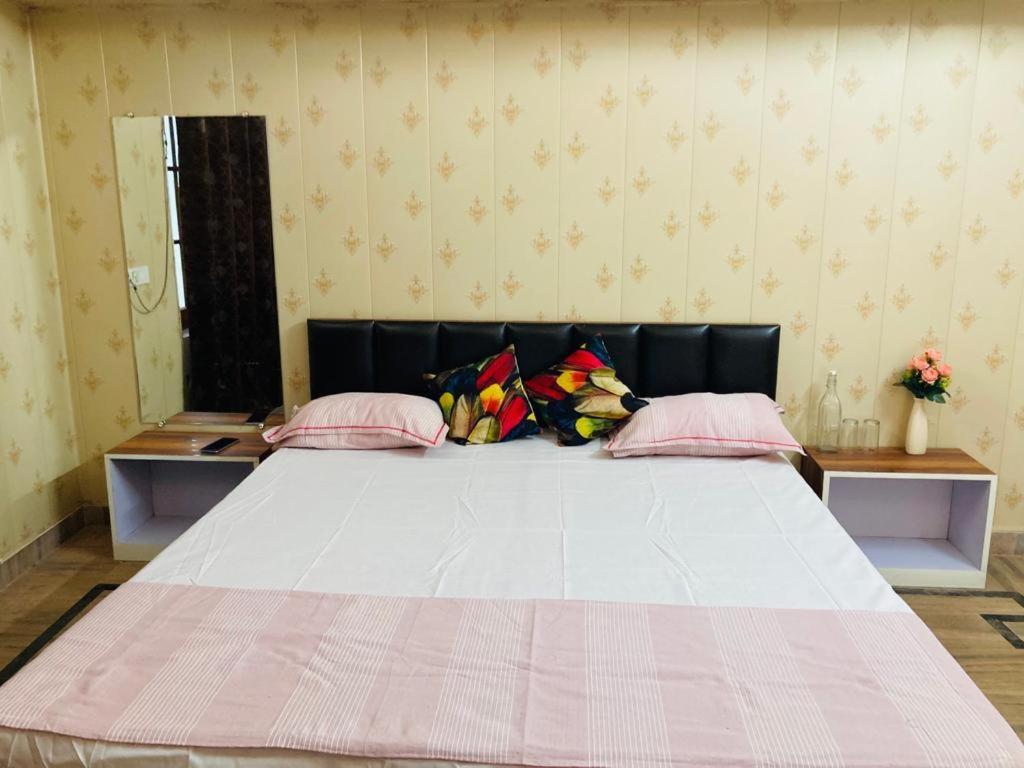 Paarijaat Homestay & Guesthouse Ayodhya エクステリア 写真
